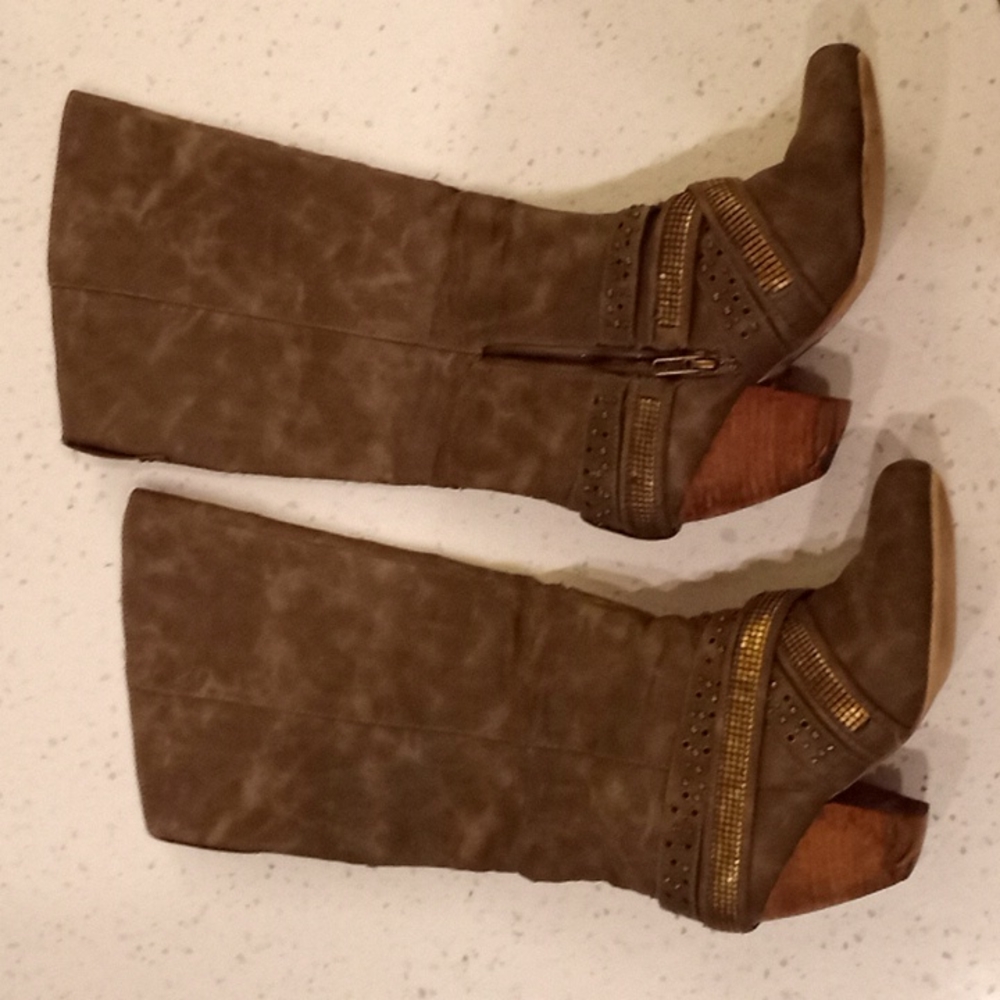 Not rated, size 8. Boots